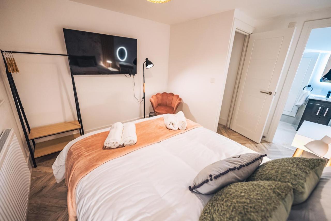 Luxurious 3 Bed Home, Free Parking *