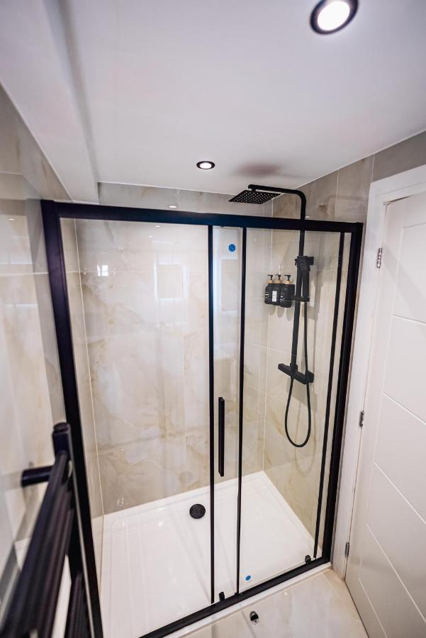 Casa de férias Luxurious 3 Bed Home, Free Parking *
