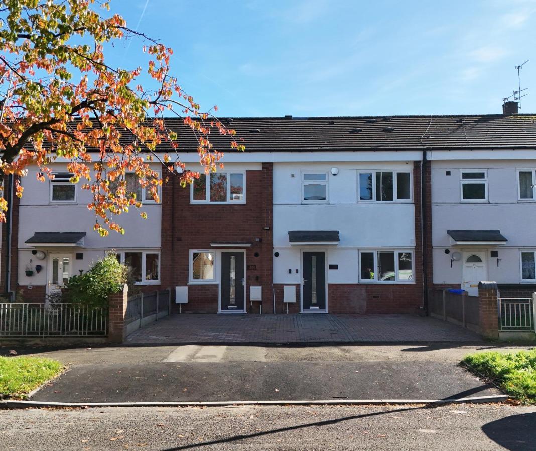 Casa de férias Luxurious 3 Bed Home, Free Parking Manchester